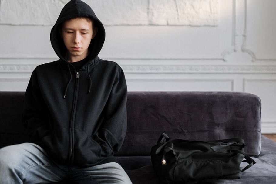 Capricornio
Los Capricornio son personas muy enfocadas en su trabajo, esto los lleva a obviar otros aspectos de su vida. Las personas que los rodean creen que los Capricornio son amargados porque no se suelen divertir con frecuencia.
Adicionalmente, se caracterizan por ser fríos, darle prioridad a la lógica y evitar regirse por los sentimientos. Su amargura se relación más bien con el hecho de que su carácter es serio y mantienen pocas amistades.