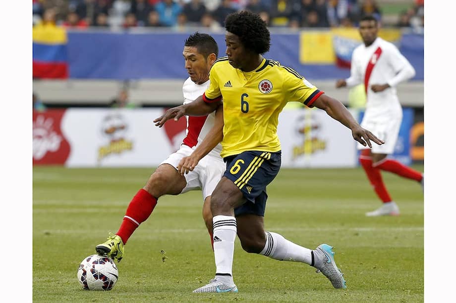 Carlos Sánchez jugando un partido con la selección de Colombia.