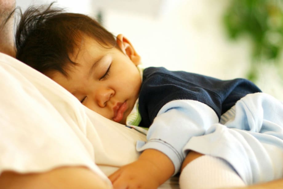 Cuatro beneficios de abrazar a tu bebé