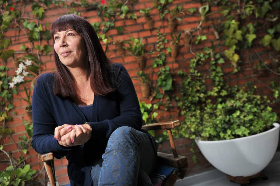 La periodista María Jimena Duzán detesta el fútbol, porque para los aficionados es como una religión, cosa que también odia. / David Campuzano