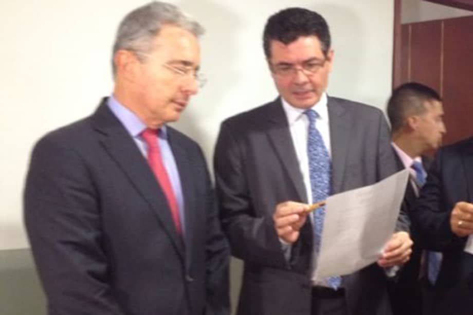 El senador Álvaro Uribe y el ministro de Salud, Alejandro Gaviria.