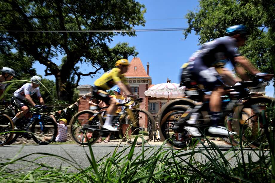 El líder general de Yellow Jersey, el ciclista danés Jonas Vingegaard (C) del equipo Jumbo-Visma, se pasea entre el pelotón durante la séptima etapa del Tour de Francia 2023, una carrera de 169,9 km desde Mont-de-Marsan hasta Burdeos, Francia, el 7 de julio de 2023.
