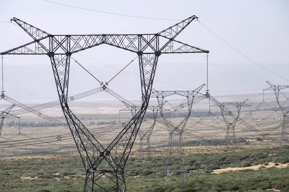Líneas eléctricas de alta tensión cerca del Parque Solar de Talatan, en Gonghe, provincia de Qinghai. /The New York Times