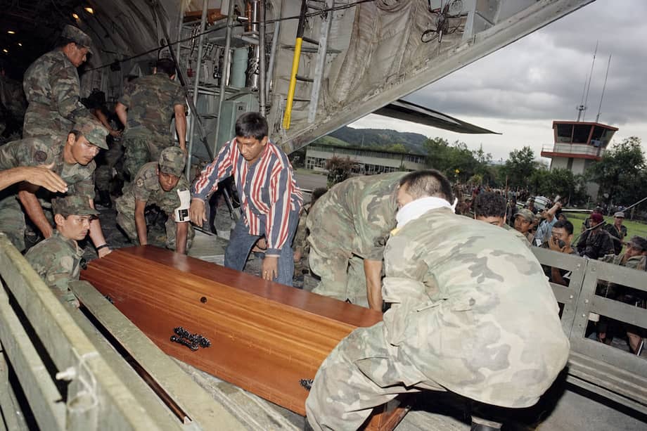 Varios soldados trasladaron los cuerpos de sus compañeros asesinados en la toma guerrillera a la base Las Delicias el 30 de agosto de 1996.