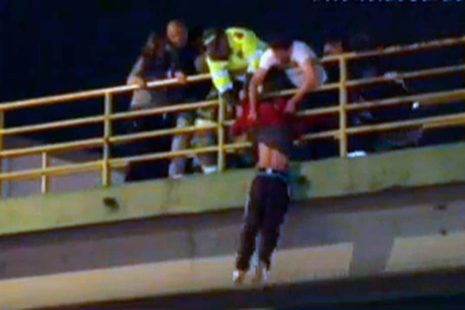 Dramático rescate de joven que intentaba lanzarse de un puente