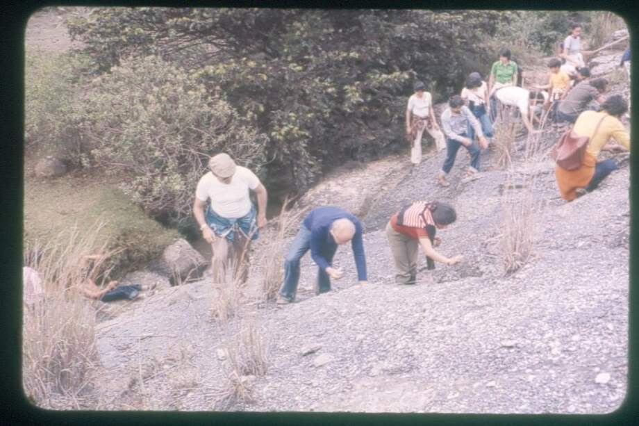 Ernesto Guhl en salida de campo con los estudiantes de la Universidad Nacional./ Derechos Fondo Ernesto Gulh Centro de Archivo y documentación Universidad Nacional de Colombia- Ernesto guhl nannetti