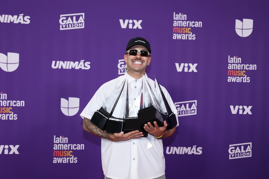 El cantante colombiano Feid posa con sus premios en el MGM Grand Garden Arena en Las Vegas, Nevada.