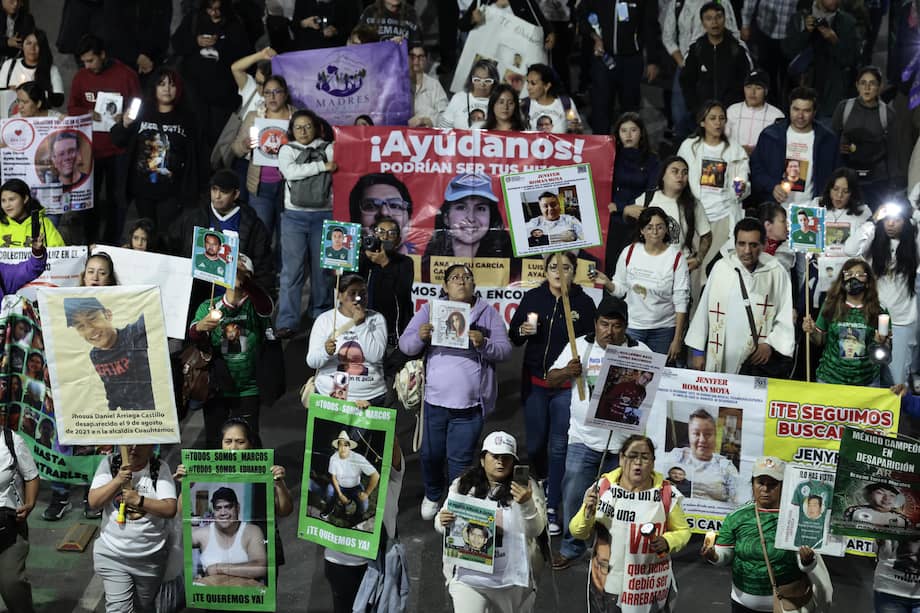 Personas sostienen carteles durante una protesta este miércoles, previo a la inauguración de la Copa Mundial de Fútbol de la FIFA 2026, en Ciudad de México (México).