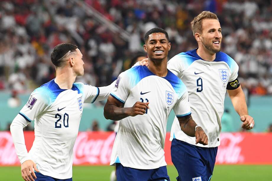 Marcus Rashford (centro) celebra con Phil Foden (izquierda) y Harry Kane uno de los goles en la victoria 3-0 frente a Gales.