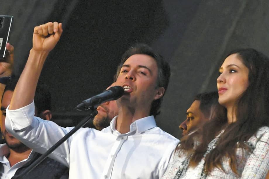 El suspendido alcalde de Medellín, Daniel Quintero, junto a su esposa Diana Osorio en la manifestación luego de conocerse la decisión de la Procuraduría General. / AFP