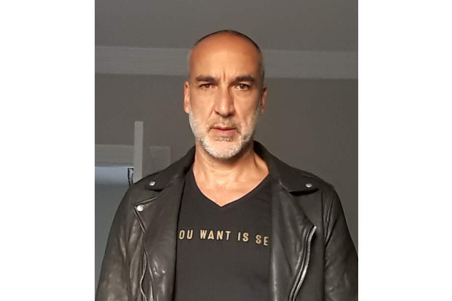 Fernando Arias, artista visual, tiene especial interés por plasmar en sus obras la condición humana, los problemas sociales, los conflictos y la política, entre otros temas. "Nada que cesa" es ejemplo de ello.