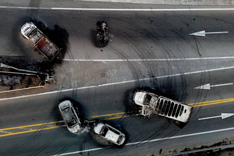 Esta vista aérea muestra autos y camionetas quemadas, presuntamente incendiados por grupos del crimen organizado en respuesta al operativo de seguridad en el que resultó muerto "El Mencho".