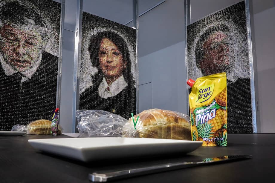 En la instalación 'Mermelada' del artista colombiano Paolo Almario, ganador del Premio 'Start of the ART(ist)" 2026 de Ars Electronica, máquinas robóticas destruyen lentamente retratos en mosaico "creados a partir de miles de etiquetas de mermelada" de los magistrados, fiscales y el jefe de Estado responsables del caso fabricado contra el padre del artista en Colombia, mientras los visitantes comen pan y mermelada colombiana.