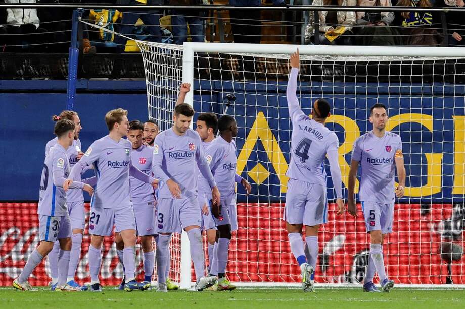 Los jugadores de Barcelona celebran uno de los goles en la victoria del club sobre Villarreal.
