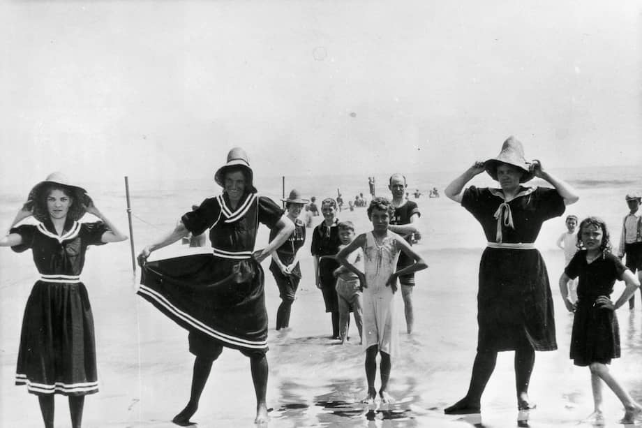 En sus inicios, los trajes de baño, especialmente los diseñados para mujeres, eran voluminosos y pesados, lo que dificultaba la agilidad necesaria para disfrutar de esta actividad.