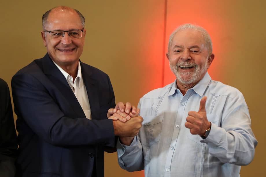 El expresidente de Brasil Luiz Inácio Lula da Silva (d), del partido de los Trabajadores (PT) posa junto al exgobernador de Sao Paulo Geraldo Alckmin (i), del partido Socialista Brasileño (PSB).