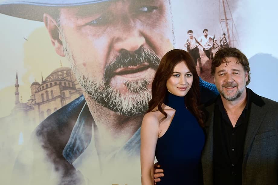 Los actores Olga Kurylenko y Russell Crowe. / AFP