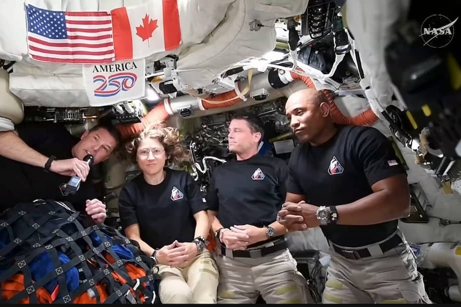 Captura de video que muestra a los astronautas de la misión Artemis 2, mientras conversan con el presidente de Estados Unidos, Donald Trump, tras sobrevolar el lado oculto de la Luna.