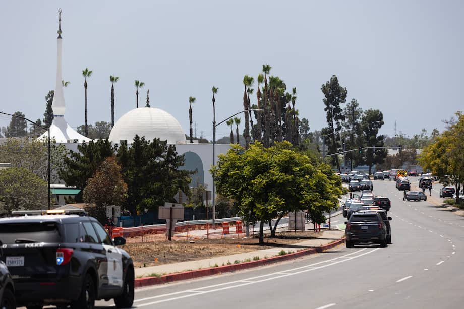 La policía responde a un aviso de un tirador activo en el Centro Islámico de San Diego, en San Diego, California, el 18 de mayo de 2026.