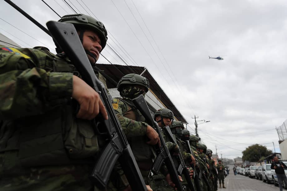 Amotinamientos de presos, la toma de un canal de televisión y una crisis de seguridad en Ecuador llevaron a que el presidente Daniel Noboa decretara el reconocimiento de un conflicto armado interno.