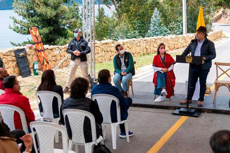 Para financiar los gastos sociales y sanitarios generados por la pandemia del COVID-19, el gobierno del presidente Iván Duque presentó una dura reforma fiscal con la cual espera recaudar unos $23 billones. La carga impositiva tendrá su mayor peso sobre las personas de clase media y aliviará los tributos corporativos.