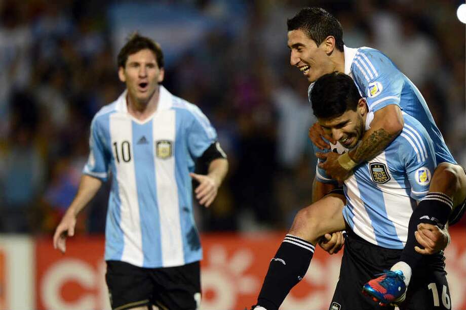 Ángel Di María, junto con Sergio Agüero, en la victoria de la selección de Argentina el viernes, frente a Uruguay. / AFP