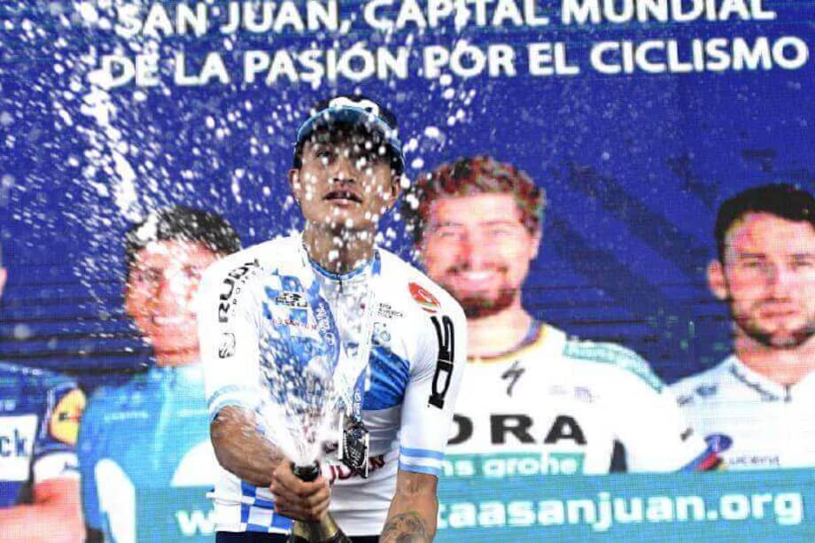 Anacona en el podio de la Vuelta a San Juan. / AFP