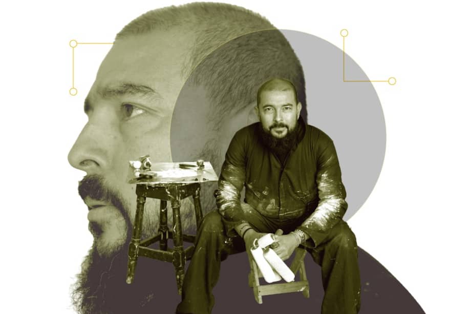 El artista de Barrancabermeja trabaja desde su taller en una de las casas del barrio San Felipe en Bogotá.