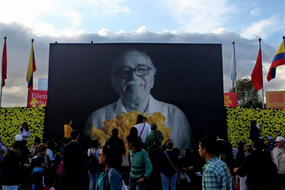 Imagen gigante del fallecido Nobel colombiano Gabriel García Márquez durante la XXVII Feria del Libro de Bogotá