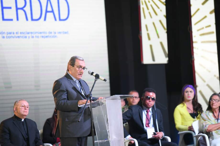 Los invitados a expresar su compromiso con la verdad, en este lanzamiento, fueron trece personas, once de ellas víctimas del conflicto de todos los sectores./ Cristian Garavito