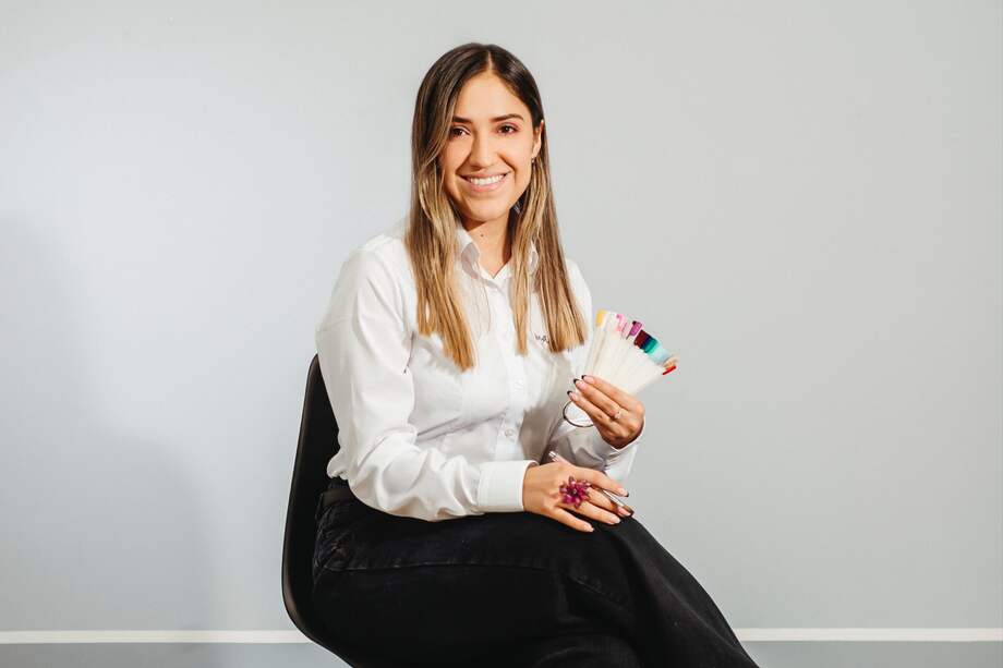 Ella es Ana María Caicedo, le emprendedora detrás de Maria's, una academia de belleza inspirada en uñas.