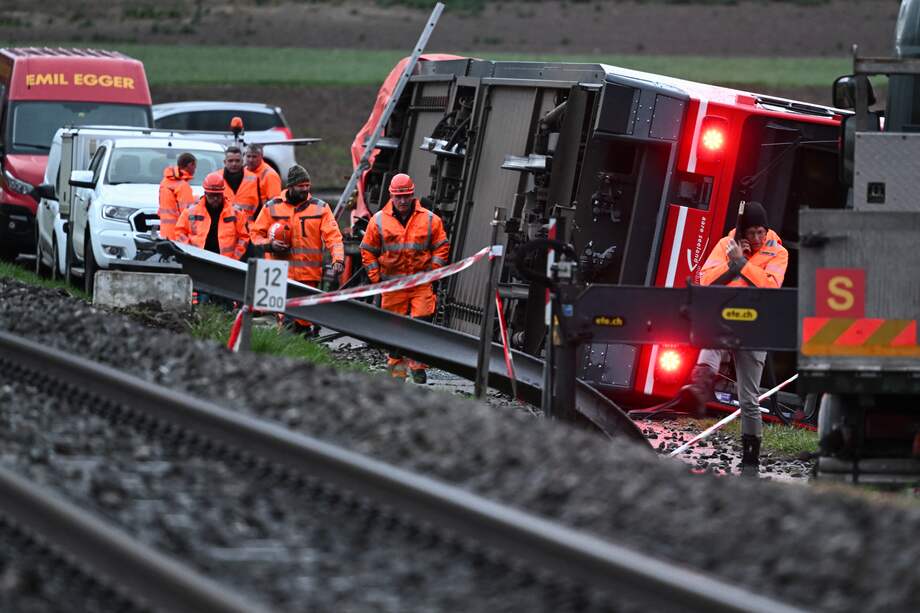 Funcionarios suizos trabajan cerca de Berna en el accidente ferroviario que se dio este viernes.