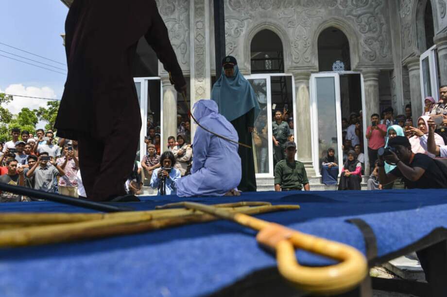 El castigo contra las cinco parejas se ejecutó en un escenario en el exterior de la mezquita en la calle Tengku Abdurrahman de la capital provincial, Banda Aceh (Indonesia). / AFP