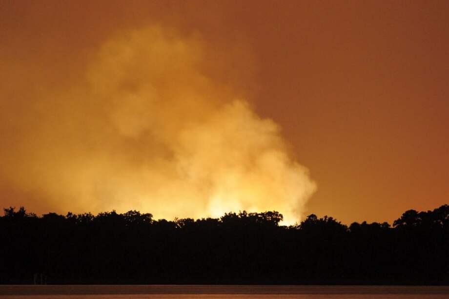 Llamas y humo se elevan al cielo después de la explosión producida en una planta de gas de la compañía Blue Rhino en Tavaras, Florida./ EFE