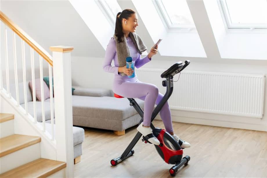 Una posición adecuada en la bicicleta estática le ayudará a no forzar la espalda.