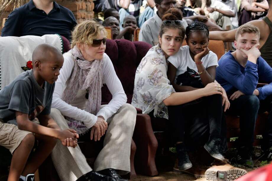 Madonna en Malawi con sus hijos: David Banda, Lourdes, Mercy James y Rocco. Afp. / Madonna en Malawi con sus hijos: David Banda, Lourdes, Mercy James y Rocco. Afp.