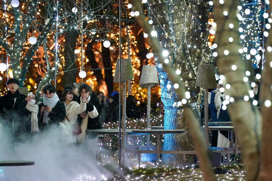 Habitantes de Tokio disfrutan de la iluminación navideña. EFE/EPA/CHRISTOPHER JUE