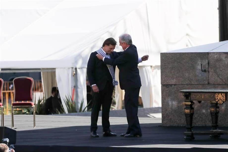 Tabaré Vásquez le entregó la banda presidencial a Luis Lacalle. / EFE