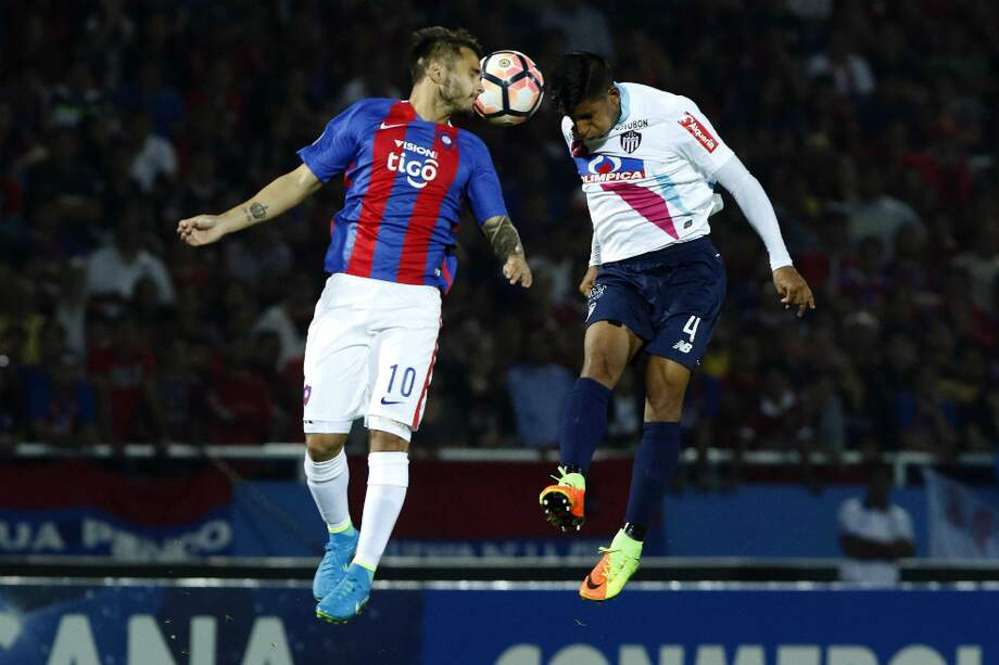 Josué Colman (i), de Cerro Porteño, disputa el balón con David Murillo, del Júnior, durante el encuentro de este martes en Asunción. / EFE