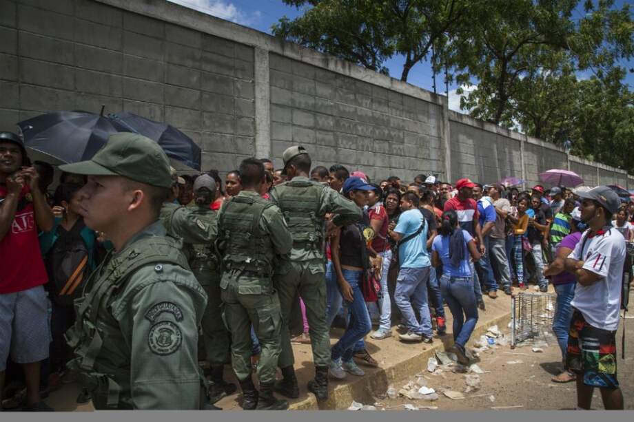 La gente forma una línea para comprar alimentos en Puerto Ordaz, Venezuela. / Bloomberg News