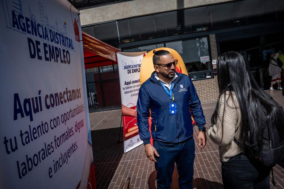 Hay cargos disponibles como técnico eléctrico, gerente de tienda, auxiliar de laboratorio, auxiliar de facturación, asesor comercial y meseros, entre otros.