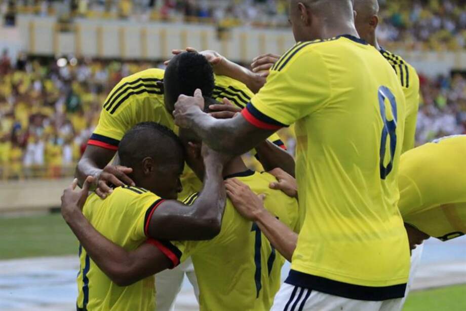 Los jugadores de la selección Colombia Sub-23 festejan el gol de Harold Preciado ante Honduras. / EFE