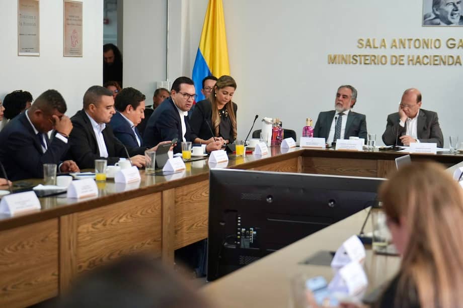 Los ministros del Interior, Armando Benedetti, y de Hacienda, Germán Ávila, lideraron la cita del gobierno con los mandatarios regionales.