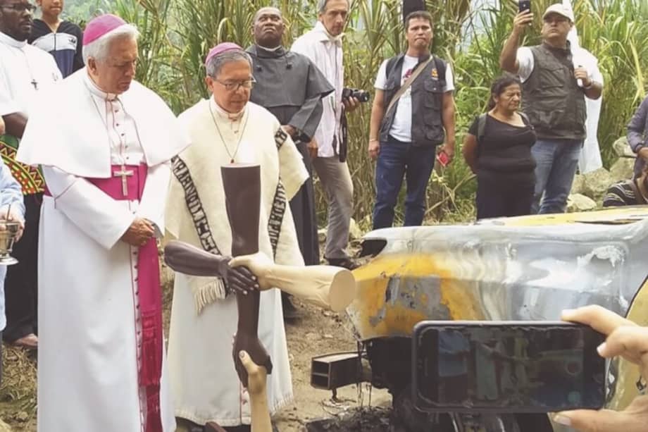 Según monseñor Darío Monsalve (izq.), para los indígenas no es eficiente la presencia del Ejército Nacional como ha sido planteada por el gobierno en el Cauca. / Archivo Particular