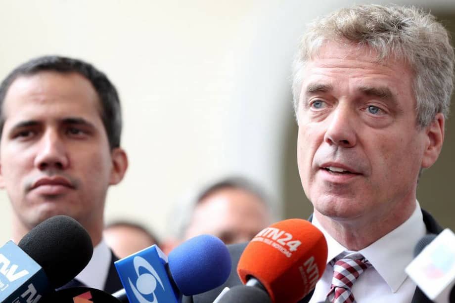 Martín Kriener acompaña al autoproclamado presidente interino de Venezuela, Juan Guaidó. / EFE