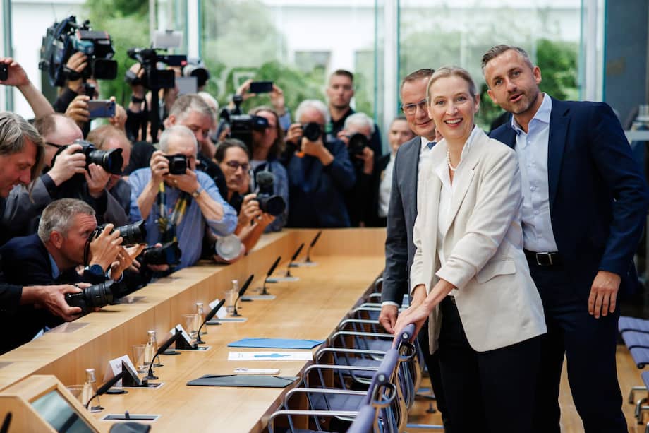 (De izquierda a derecha) Tino Chrupalla, copresidente del grupo parlamentario y del partido Alternativa para Alemania (AfD), Alice Weidel, copresidenta del grupo parlamentario y del partido AfD, y Ulrich Siegmund, principal candidato de la AfD en Sajonia-Anhalt, posan para los medios después de su victoria en las elecciones estatales de Sajonia-Anhalt.