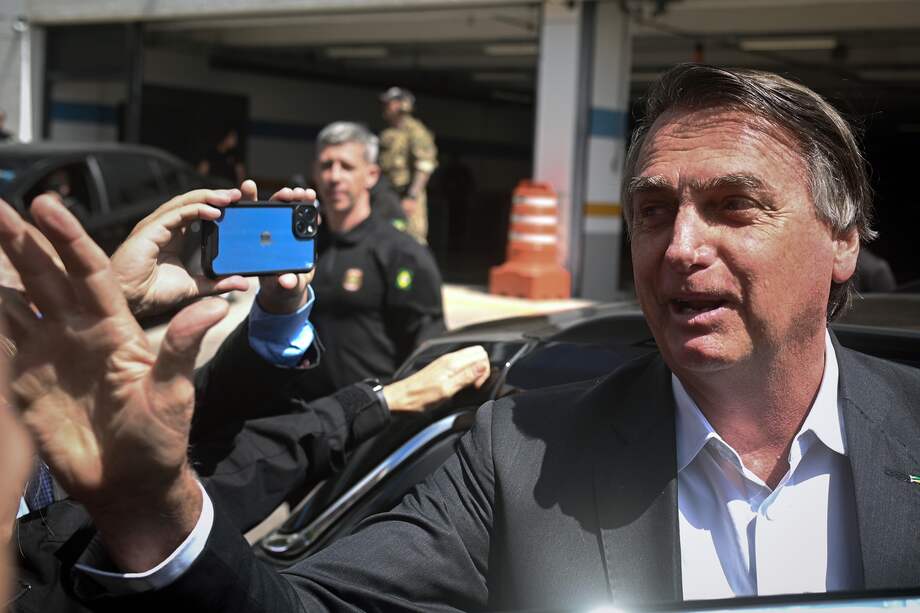 El expresidente de Brasil, Jair Bolsonaro, sale de la sede de la Policía Federal tras dar testimonio en una investigación por los actos antidemocráticos cometidos en contra de las instituciones de Brasil.