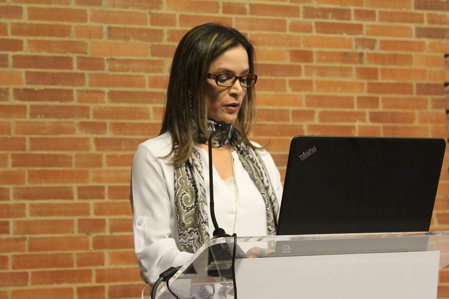 Adriana Camacho presenta el Premio Juan Luis Londoño a Juan Fernando Vargas y Leopoldo Fergusson. / Cortesía de Fedesarrollo