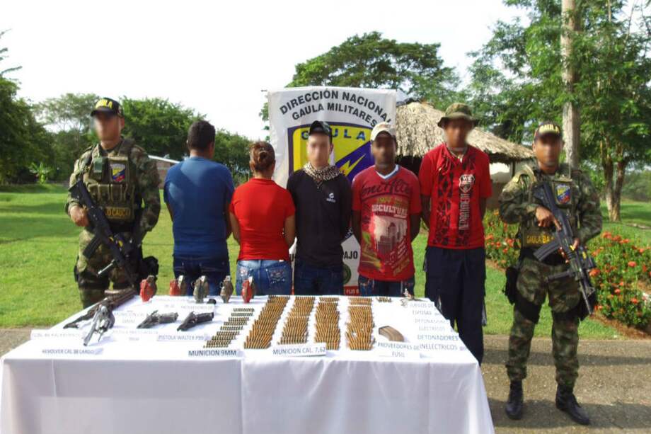 Los guerrilleros entregaron, entre otras cosas, un fusil, dos pistolas, un revólver y diez granadas de fragmentación. / Cortesía