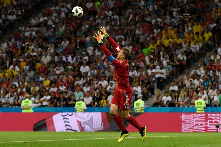 El portero de Alemania Manuel Neuer intenta atajar la pelota durante el partido de fútbol del Grupo F de la Copa Mundial Rusia 2018 entre Alemania y Suecia en el Estadio Fisht en Sochi el 23 de junio de 2018. / Jonathan NACKSTRAND / AFP
